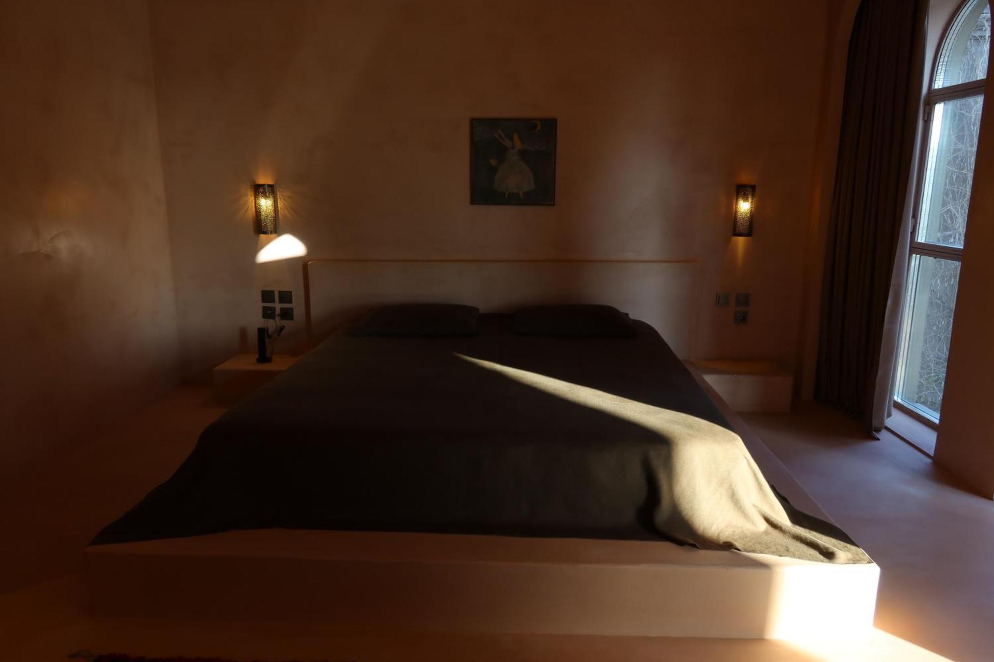 Life Gallery & Hotel